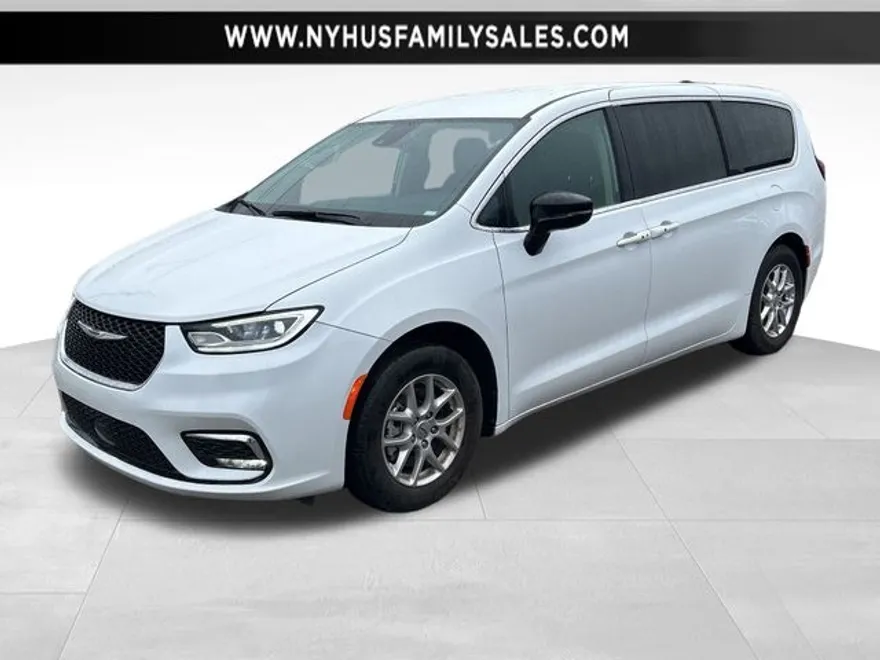2024 Chrysler Pacifica Touring L photo 1