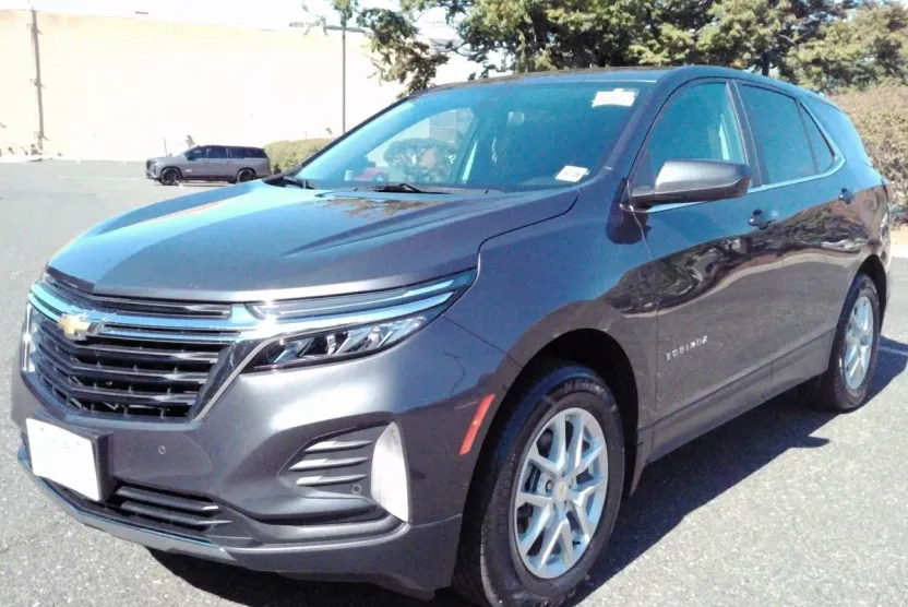 2023 Chevrolet Equinox LT photo 1