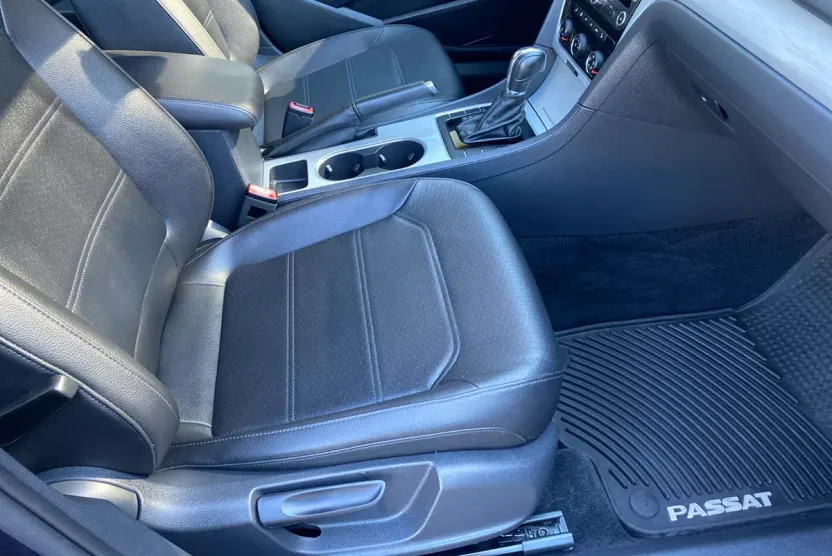 2013 Volkswagen Passat SE photo 1