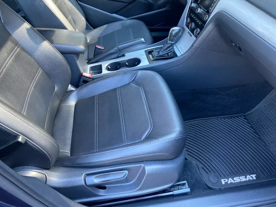2013 Volkswagen Passat SE photo 1