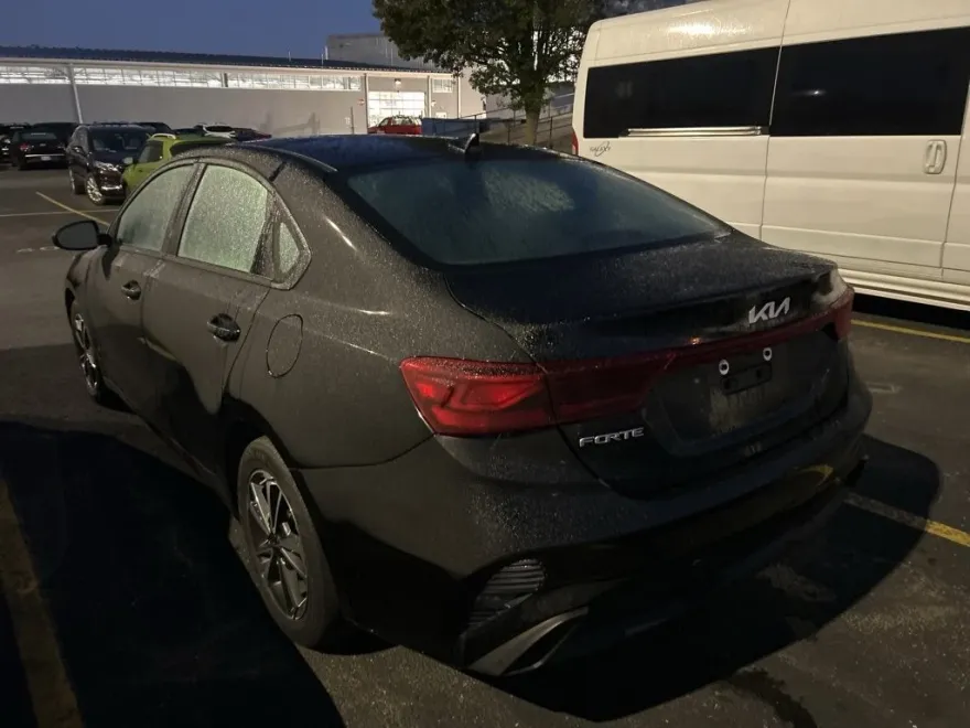 2023 Kia Forte LXS photo 1