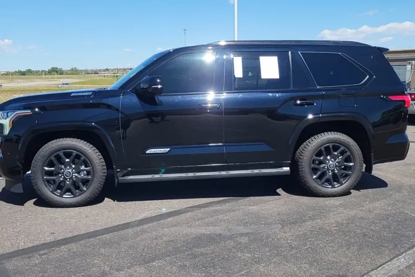 2023 Toyota Sequoia Platinum photo 1