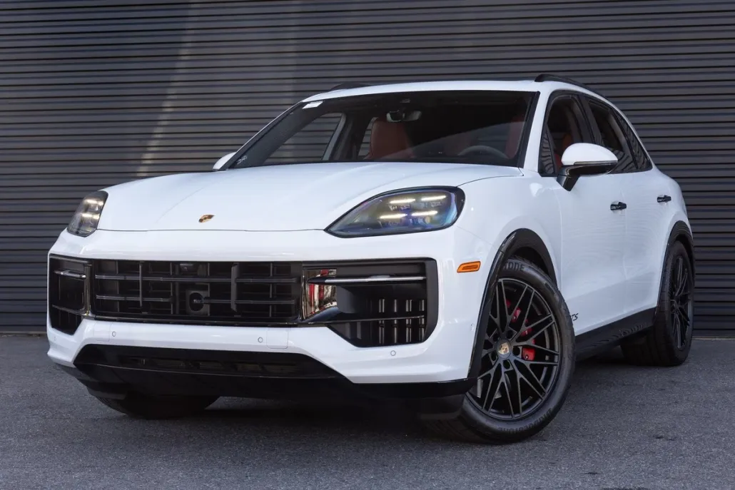 2025 Porsche Cayenne GTS photo 1