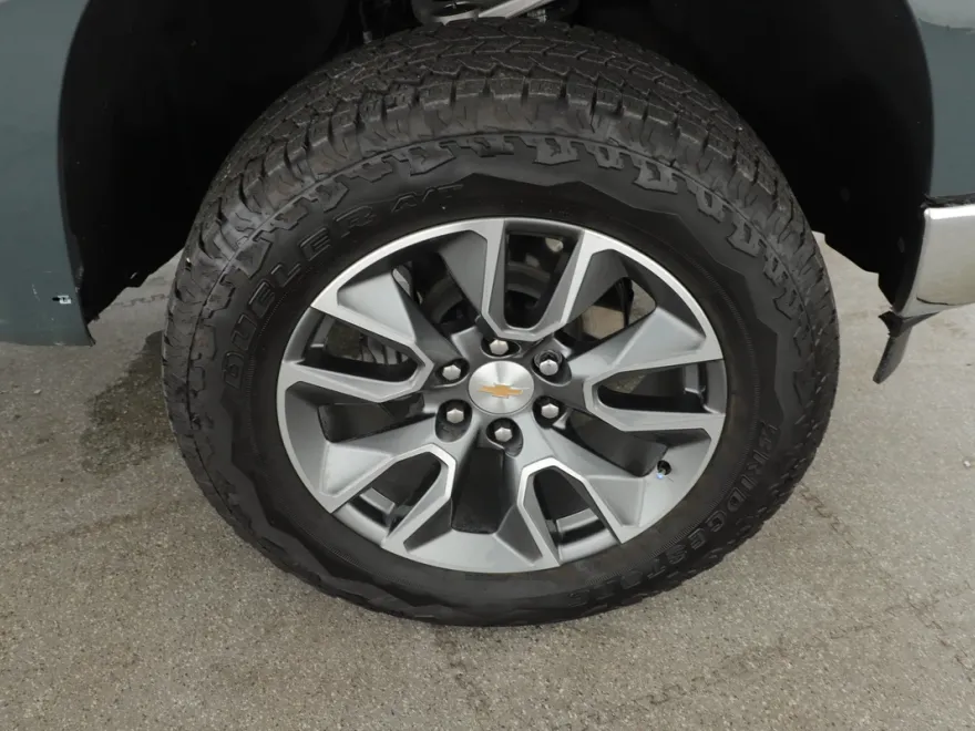 2025 Chevrolet Silverado 1500 LT photo 1