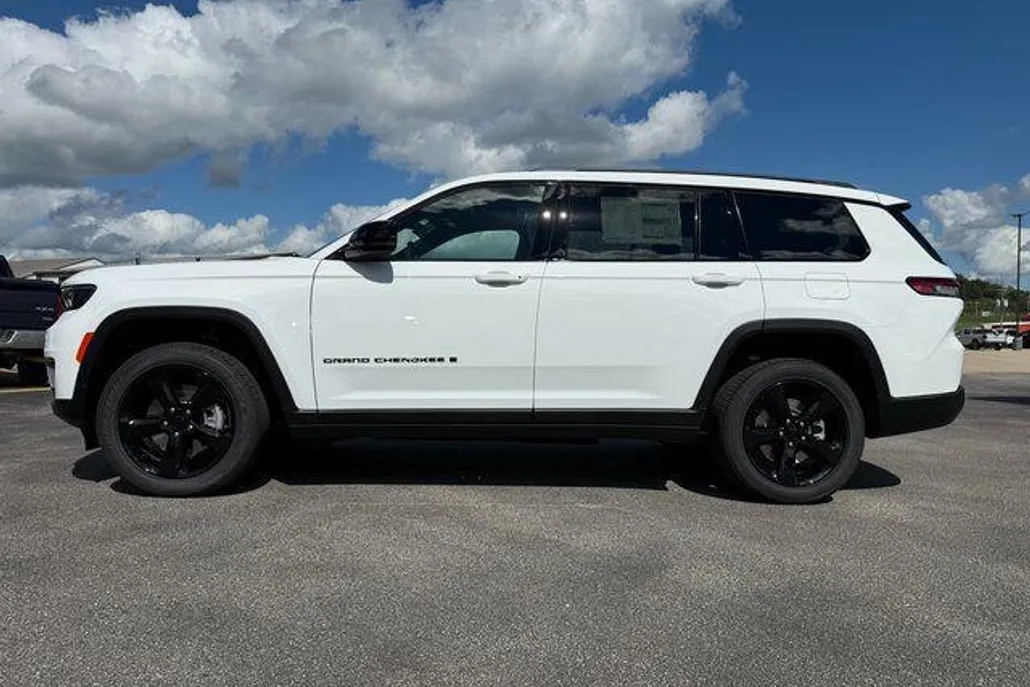 2025 Jeep Grand Cherokee Altitude photo 1