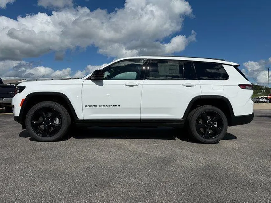 2025 Jeep Grand Cherokee Altitude photo 1