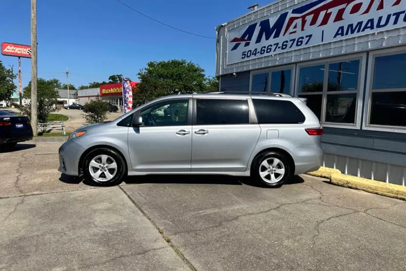 2020 Toyota Sienna LE photo 1
