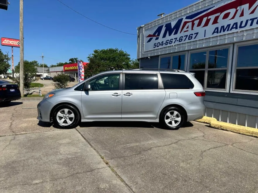 2020 Toyota Sienna LE photo 1