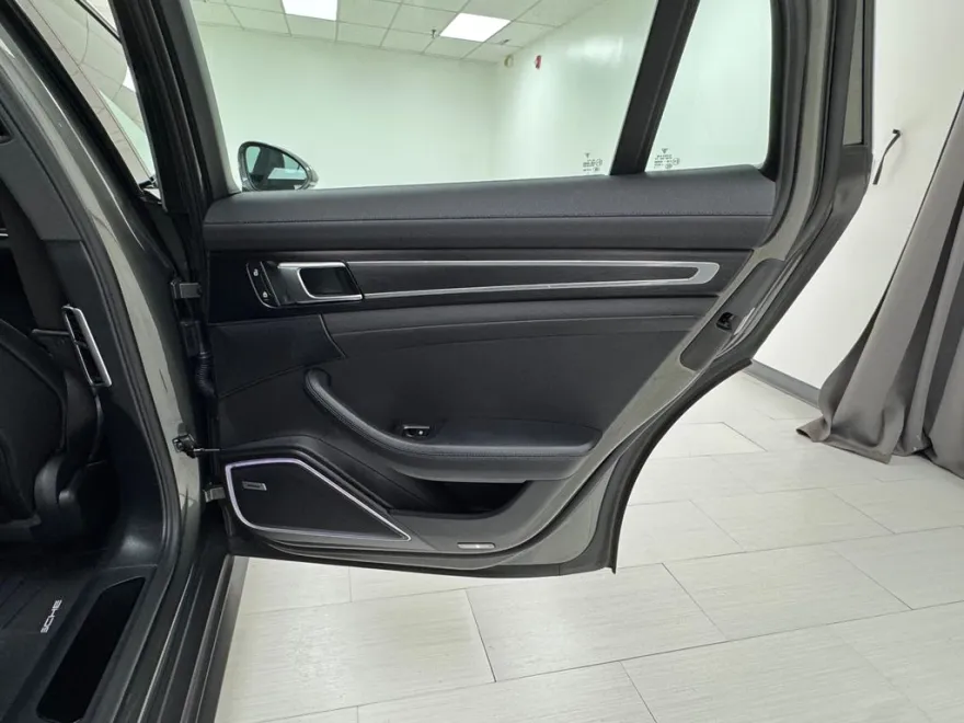 2023 Porsche Panamera 4 Platinum photo 15