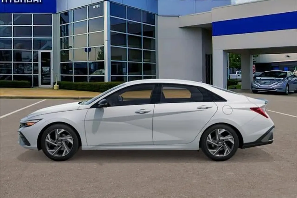 2025 Hyundai Elantra SEL Sport photo 1
