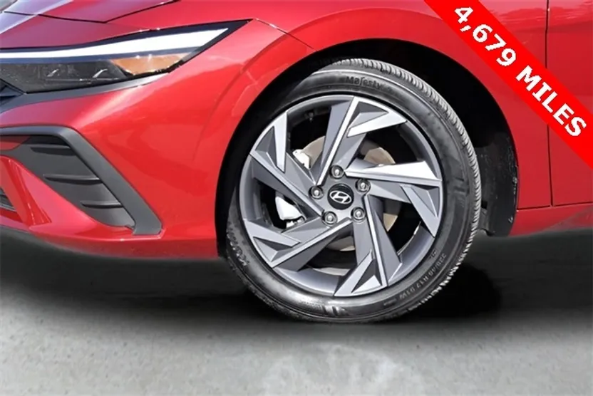 2025 Hyundai Elantra SEL Sport photo 1