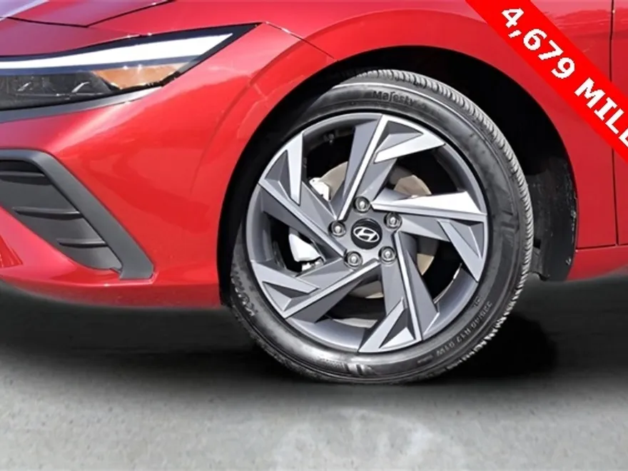 2025 Hyundai Elantra SEL Sport photo 1
