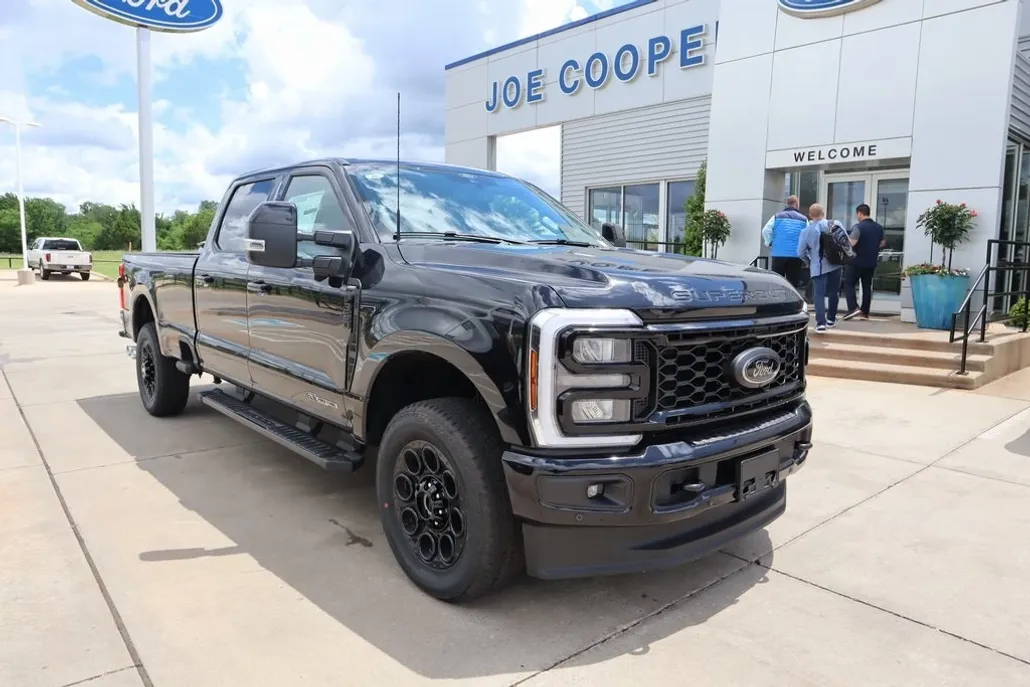 2025 Ford F-350 Lariat photo 1