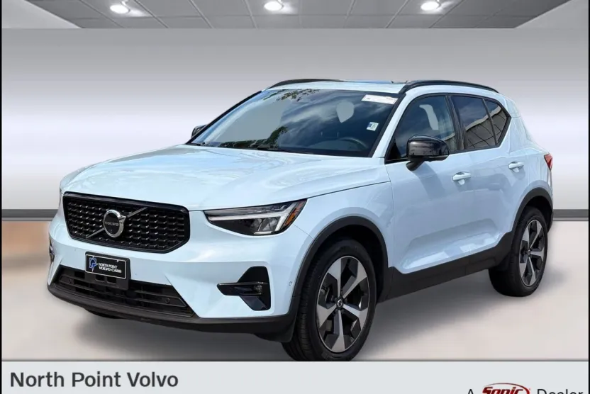 2025 Volvo XC40 AWD Plus photo 1