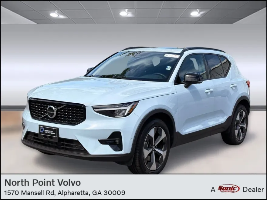 2025 Volvo XC40 AWD Plus photo 1