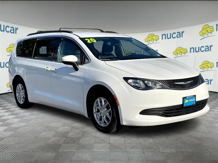 2020 Chrysler Voyager LXi photo 1