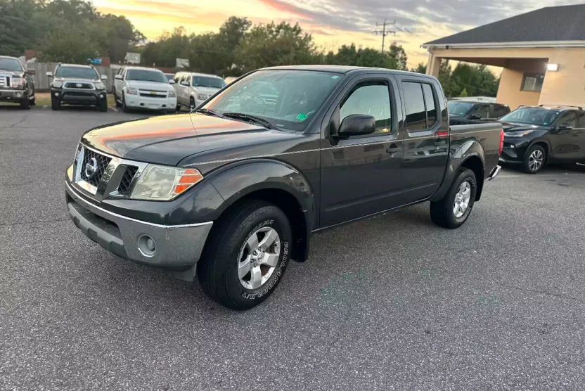 2010 Nissan Frontier SE photo 1