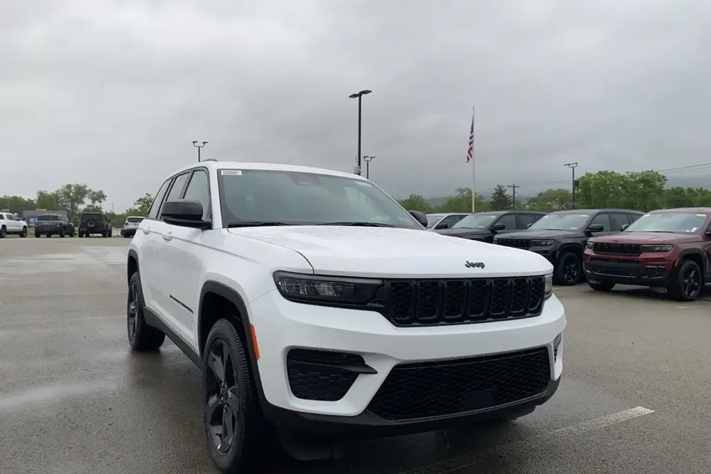 2025 Jeep Grand Cherokee Altitude photo 1