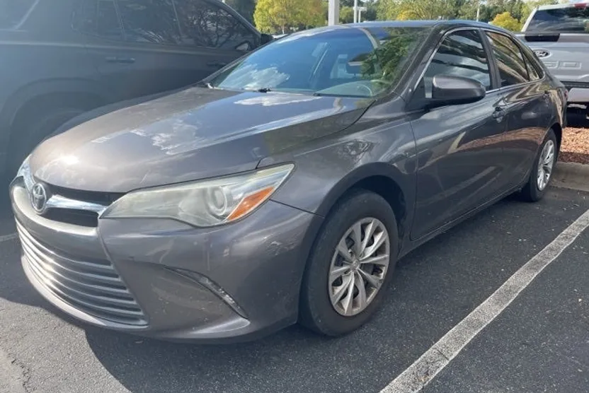 2016 Toyota Camry LE photo 1