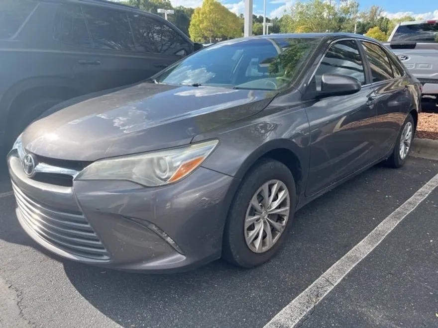2016 Toyota Camry LE photo 1
