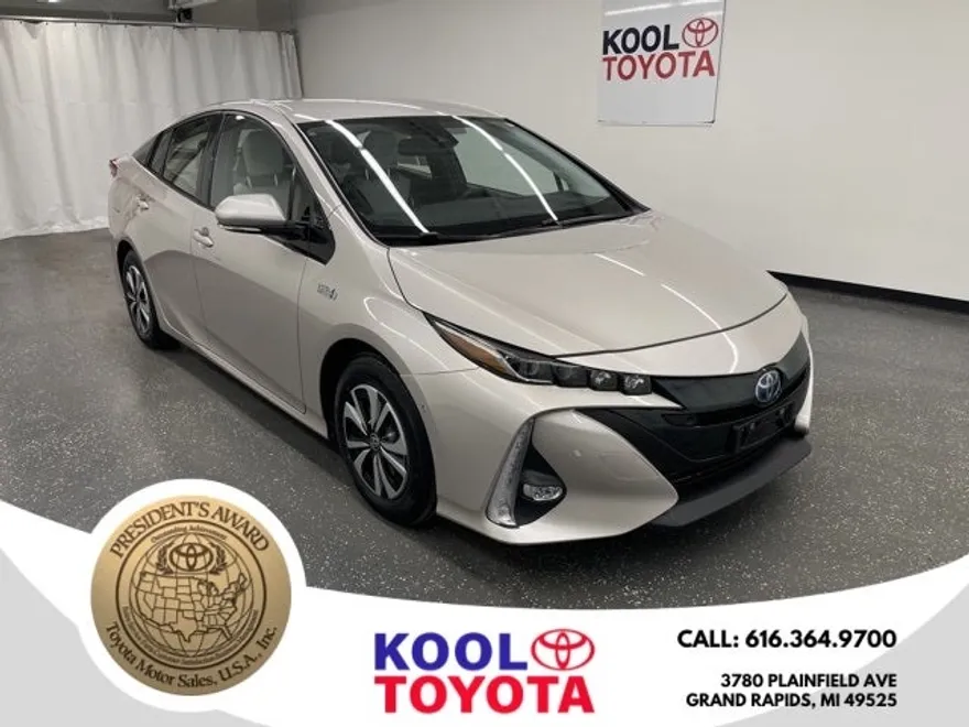 2017 Toyota Prius Prime Advanced photo 1