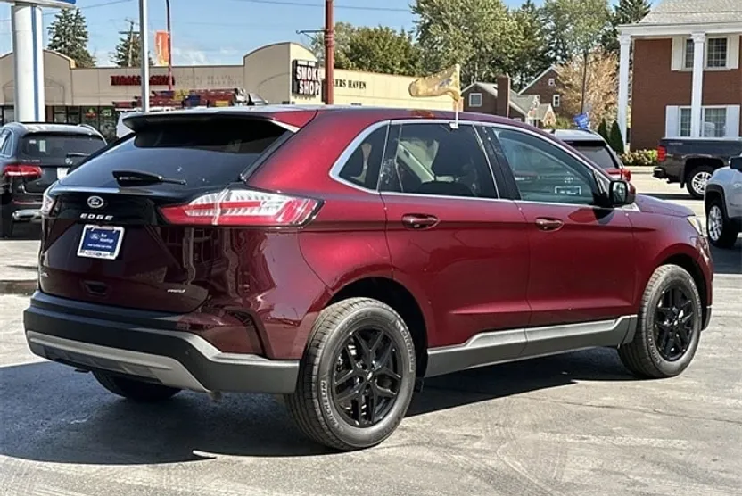 2022 Ford Edge SEL photo 1