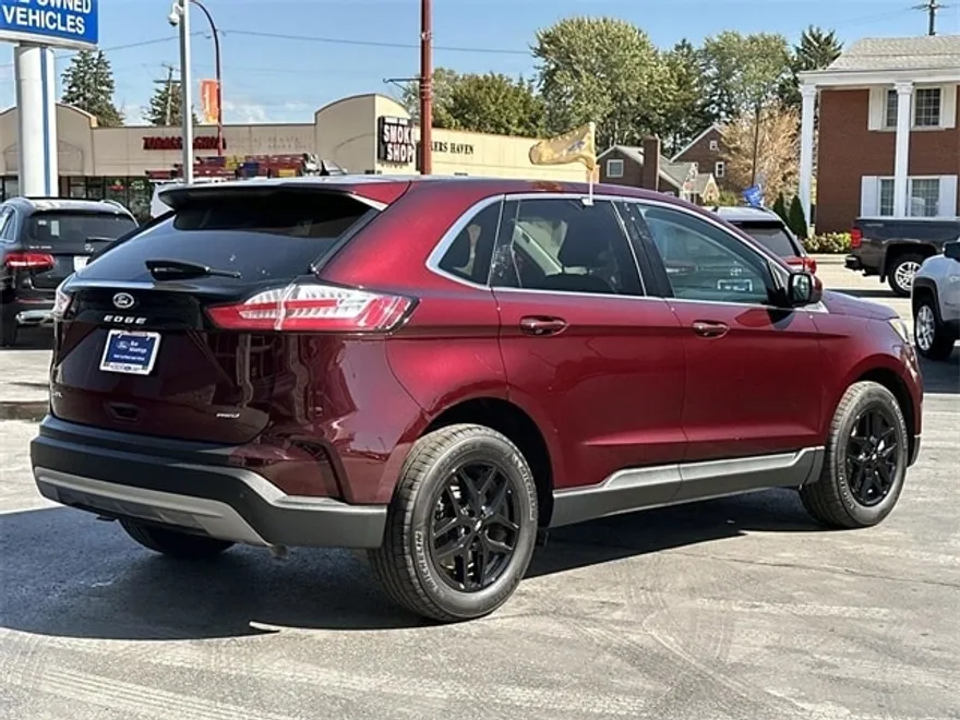 2022 Ford Edge SEL photo 1