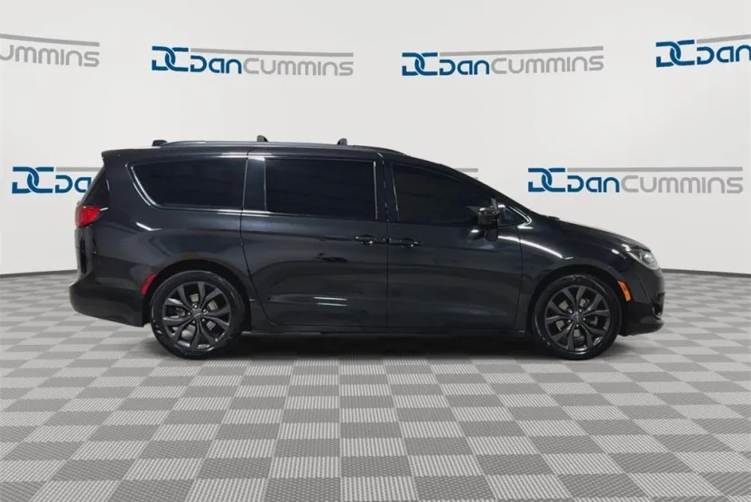 2020 Chrysler Pacifica Touring L photo 1