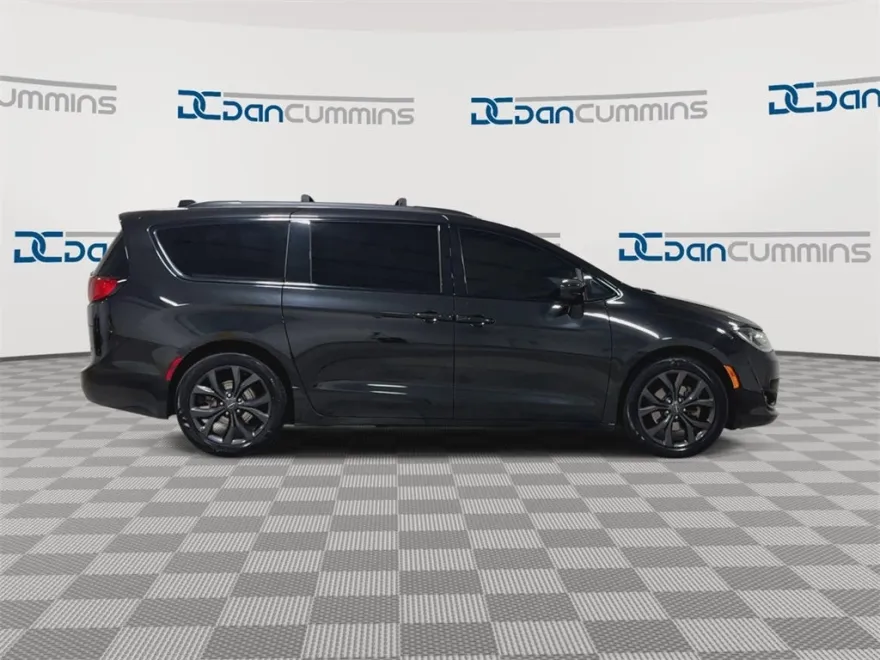 2020 Chrysler Pacifica Touring L photo 1