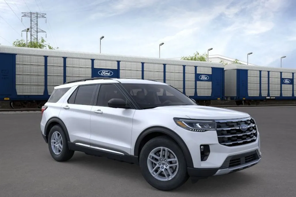 2025 Ford Explorer photo 1