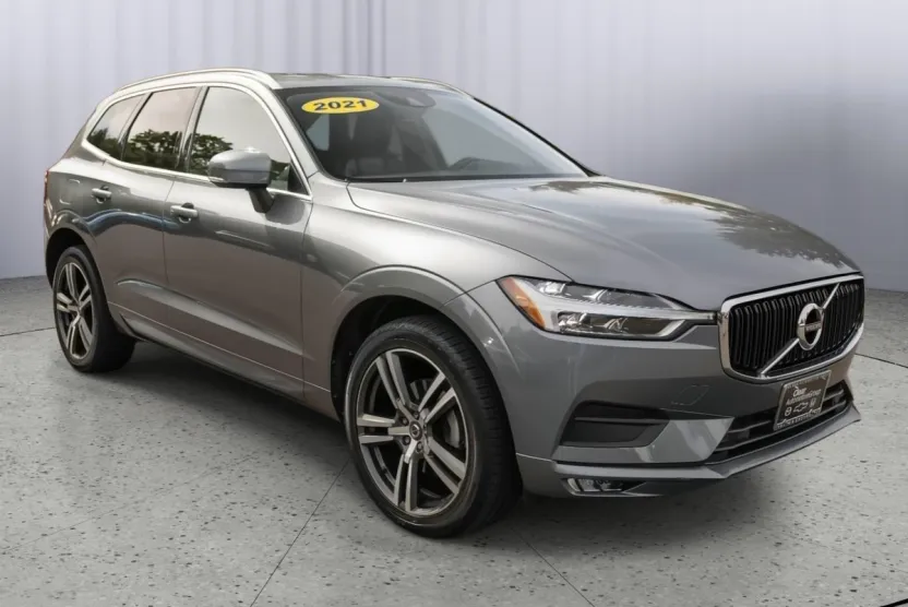 2021 Volvo XC60 Momentum photo 1