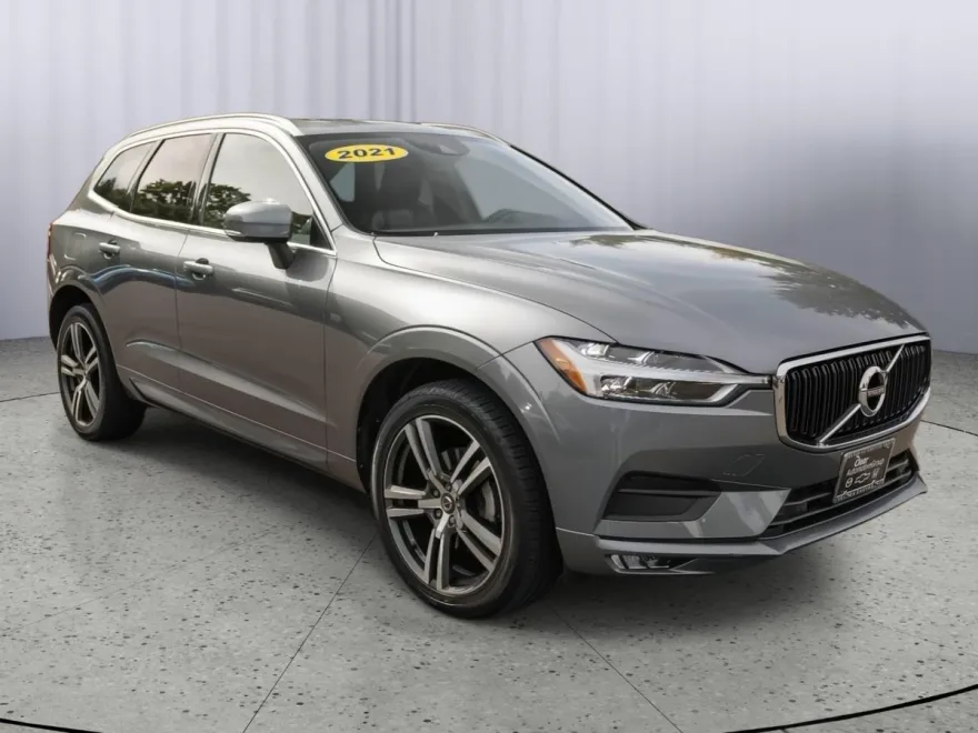 2021 Volvo XC60 Momentum photo 1