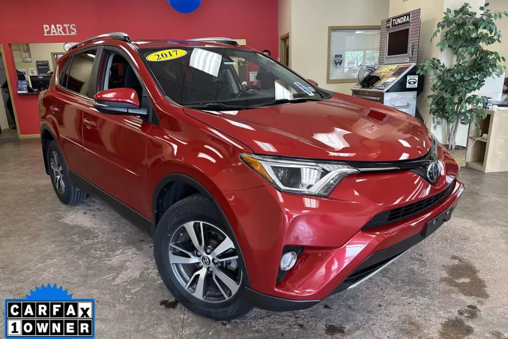 2017 Toyota RAV4 XLE photo 1