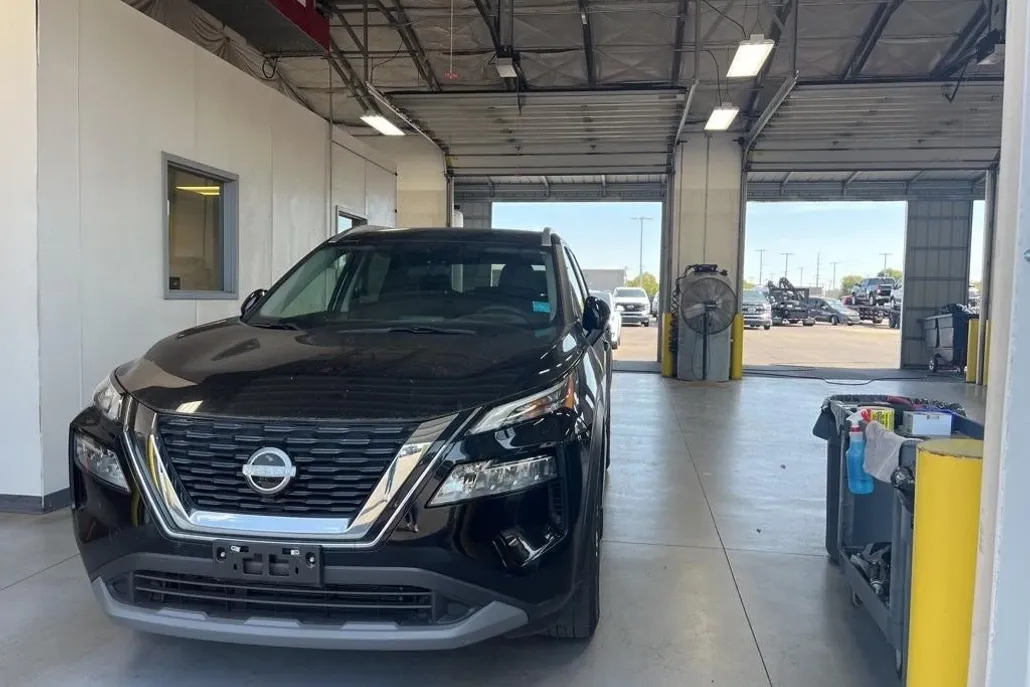 2023 Nissan Rogue SV photo 1