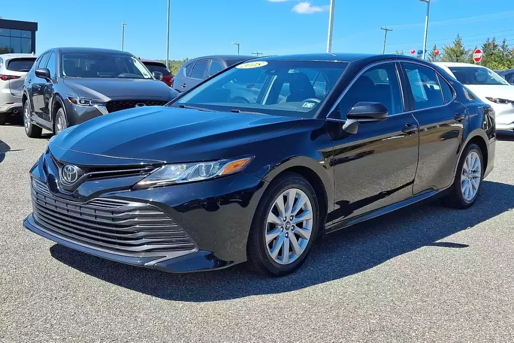 2018 Toyota Camry LE photo 1
