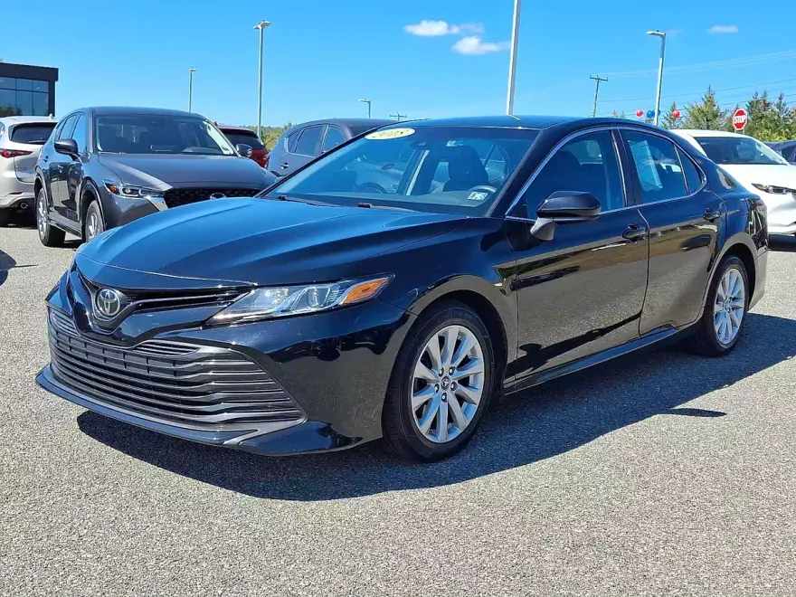 2018 Toyota Camry LE photo 1