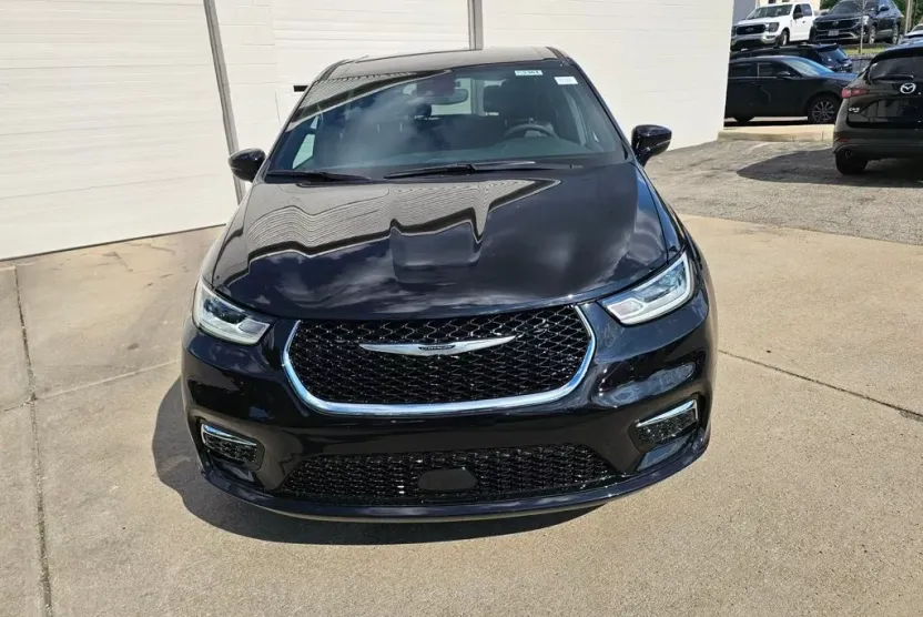 2025 Chrysler Pacifica photo 1