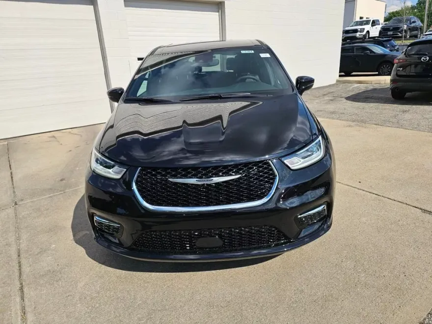 2025 Chrysler Pacifica photo 1