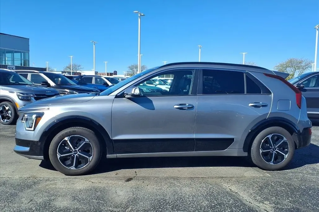 2023 Kia Niro SX photo 1