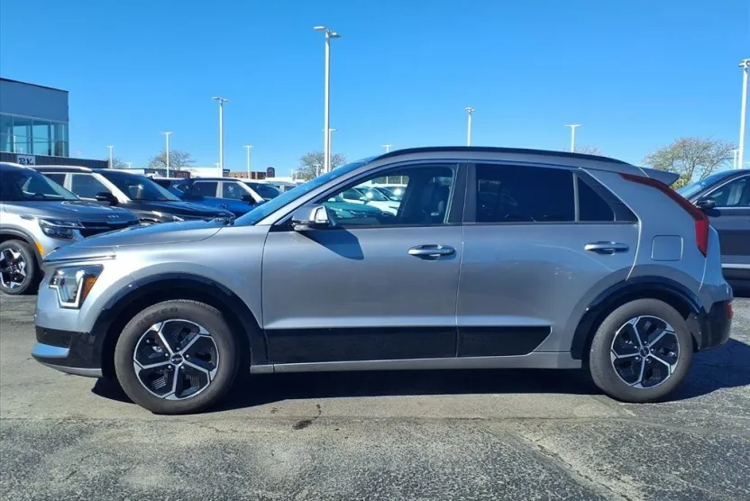 2023 Kia Niro SX photo 1