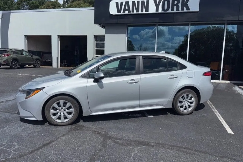 2023 Toyota Corolla LE photo 1