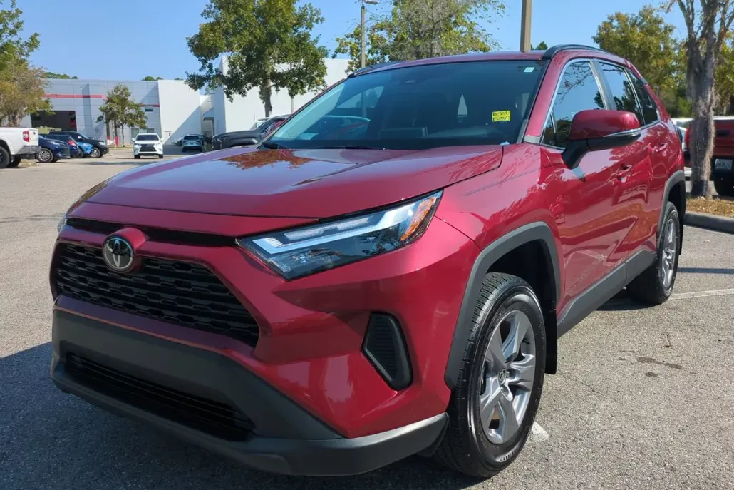 2022 Toyota RAV4 XLE photo 1