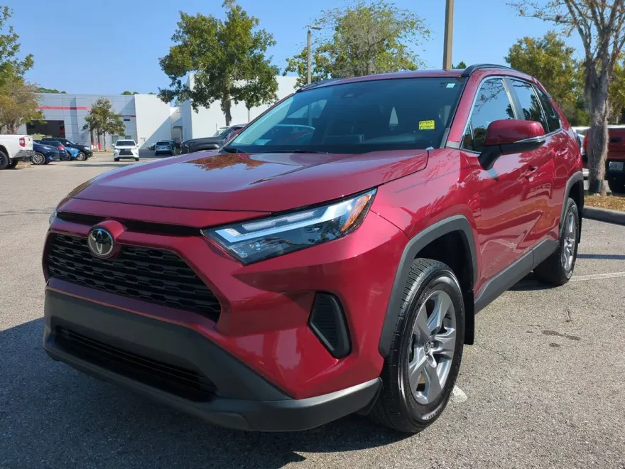 2022 Toyota RAV4 XLE photo 1