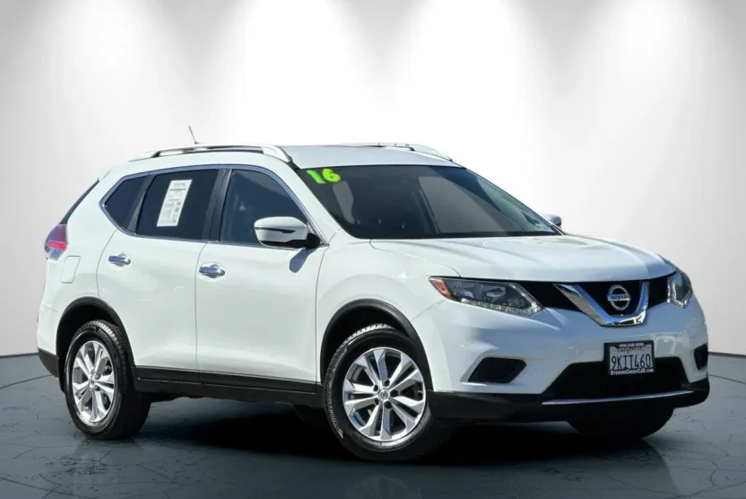 2016 Nissan Rogue SV photo 1