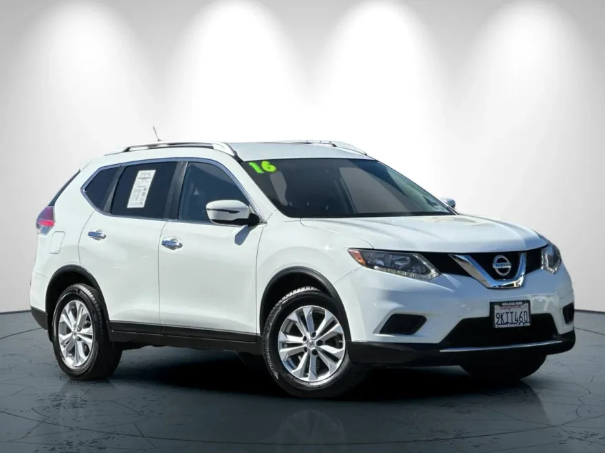 2016 Nissan Rogue SV photo 1