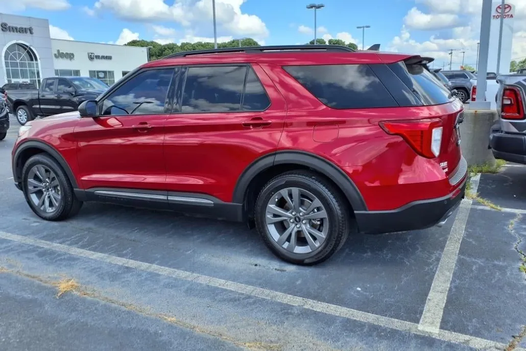 2021 Ford Explorer XLT photo 1