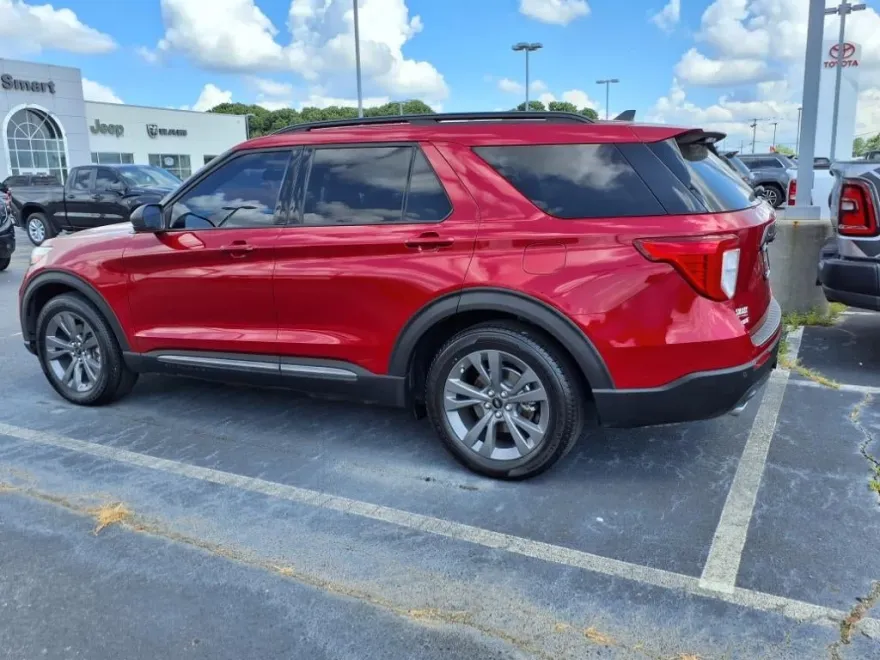2021 Ford Explorer XLT photo 1