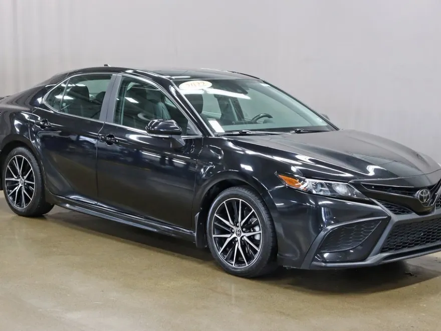 2022 Toyota Camry SE photo 1