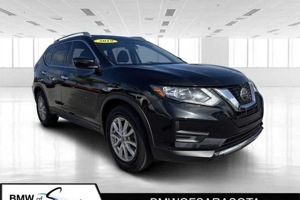 2019 Nissan Rogue SV photo 1