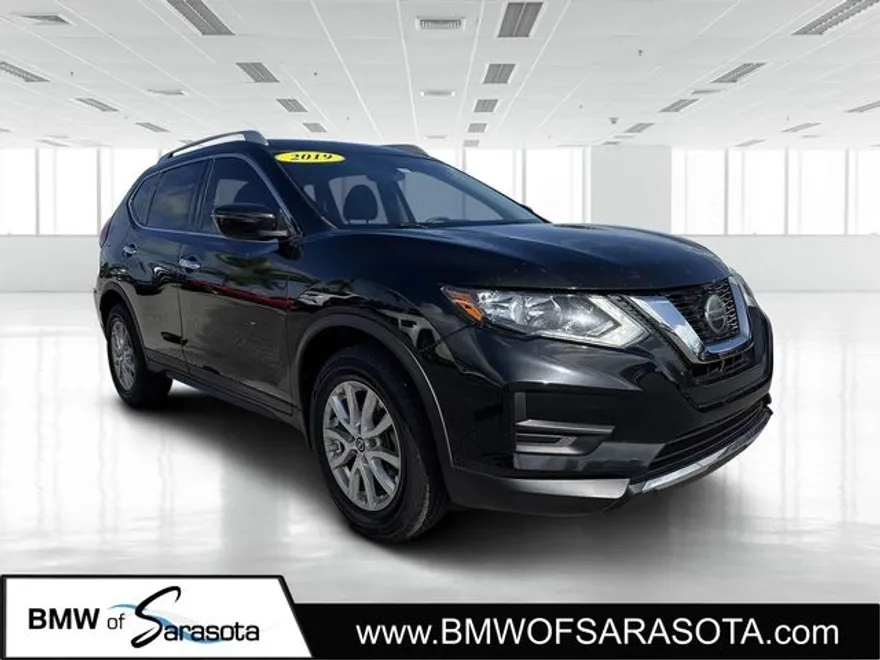 2019 Nissan Rogue SV photo 1